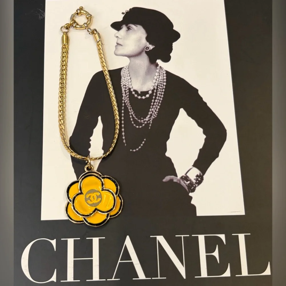CHANEL Gold-Tone Bracelet with Yellow Camellia Pendant
Stamped authentic Chanel - Picture 2 of 4